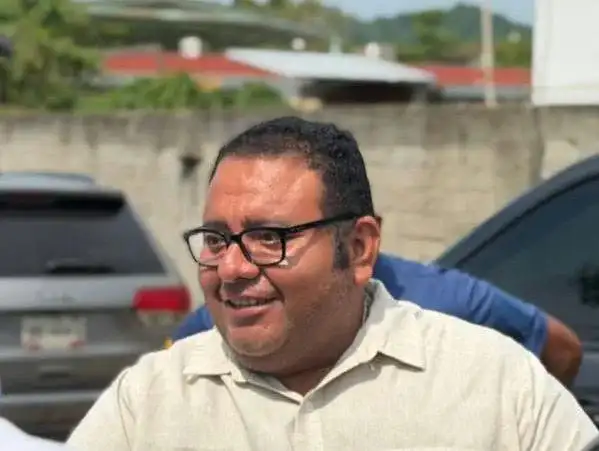Carretera federal con vehículos de carga en circulación