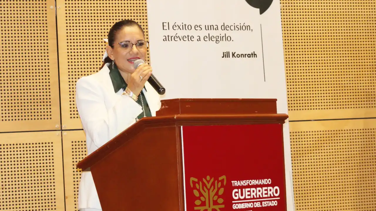 Autoridades y profesionales durante la inauguración de un foro inmobiliario en Chilpancingo