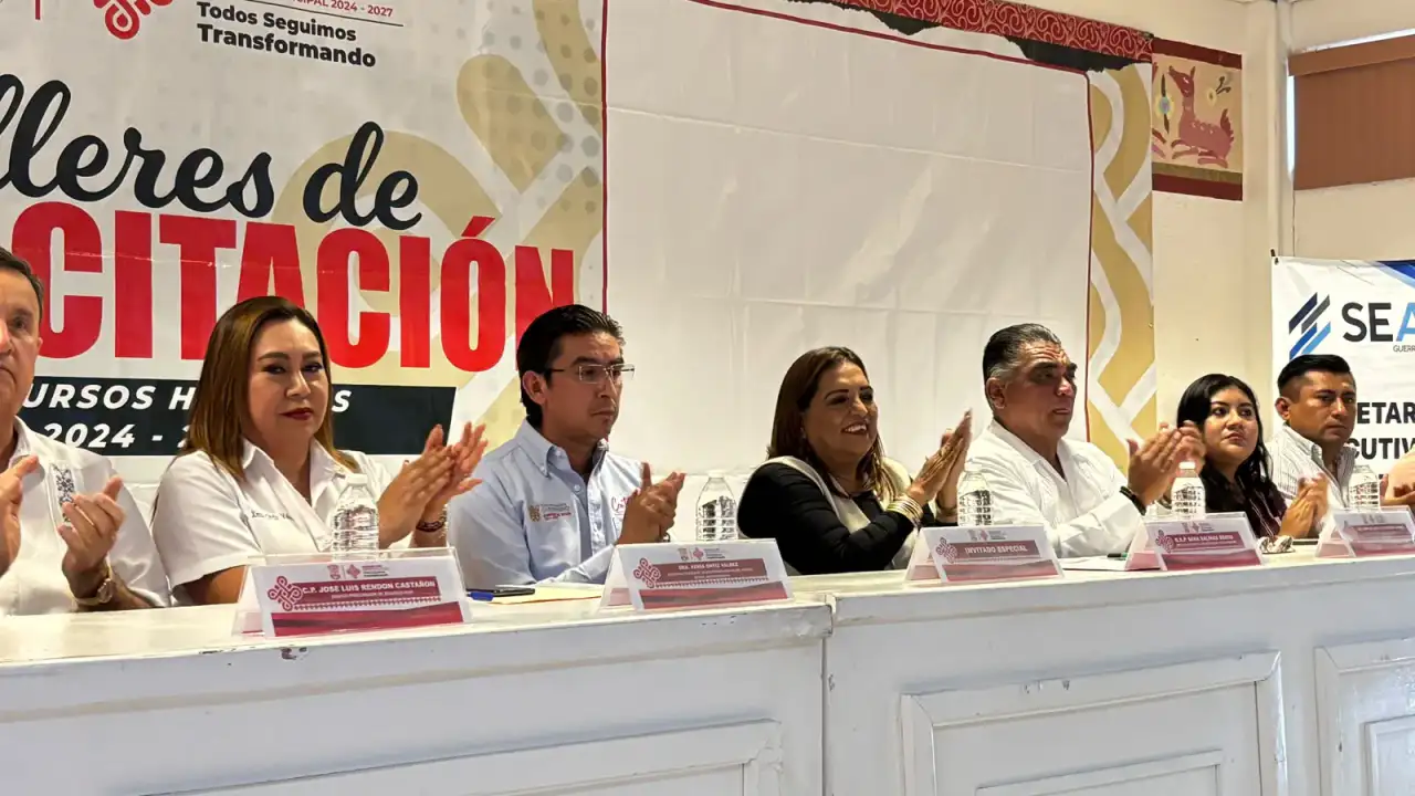Servidores públicos durante una jornada de capacitación en un municipio de Guerrero