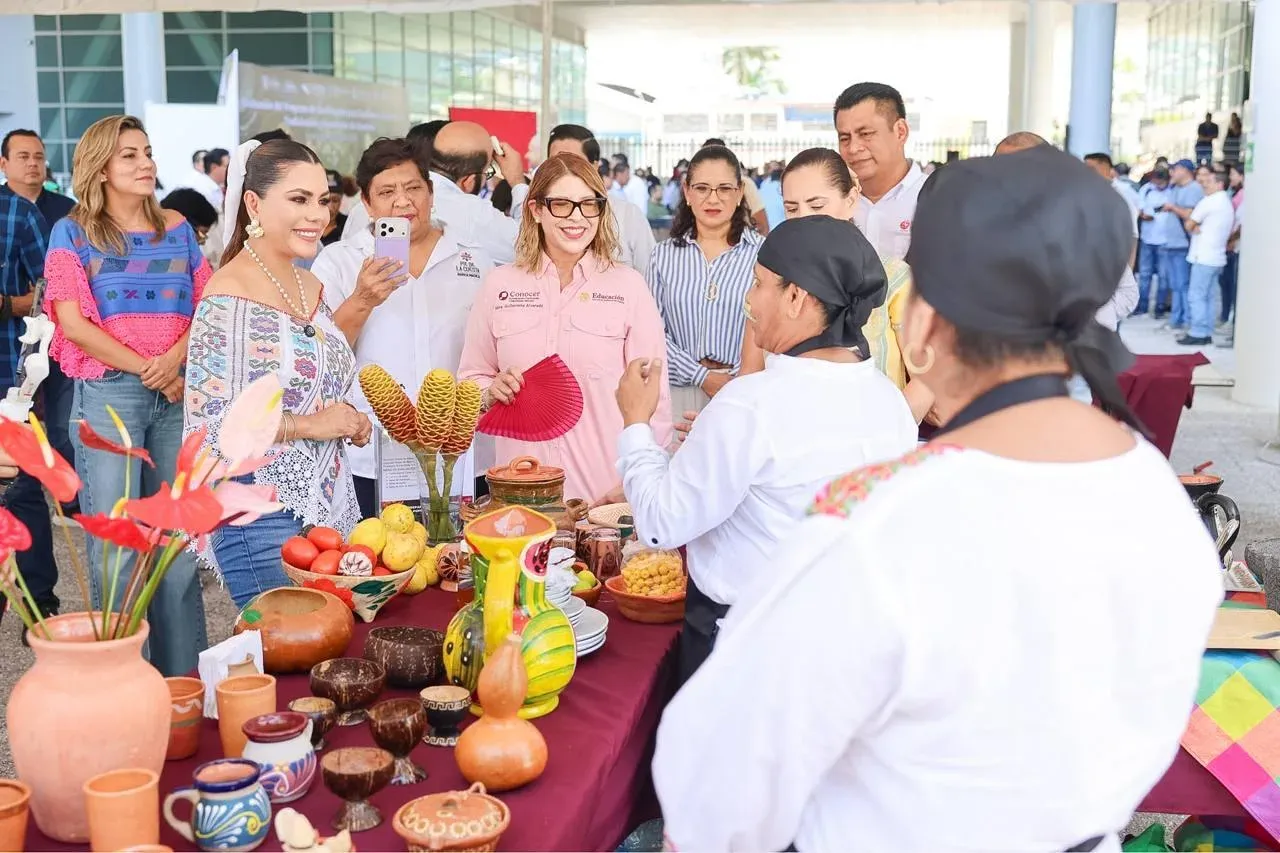 Cocineras tradicionales de Guerrero durante la ceremonia de certificación