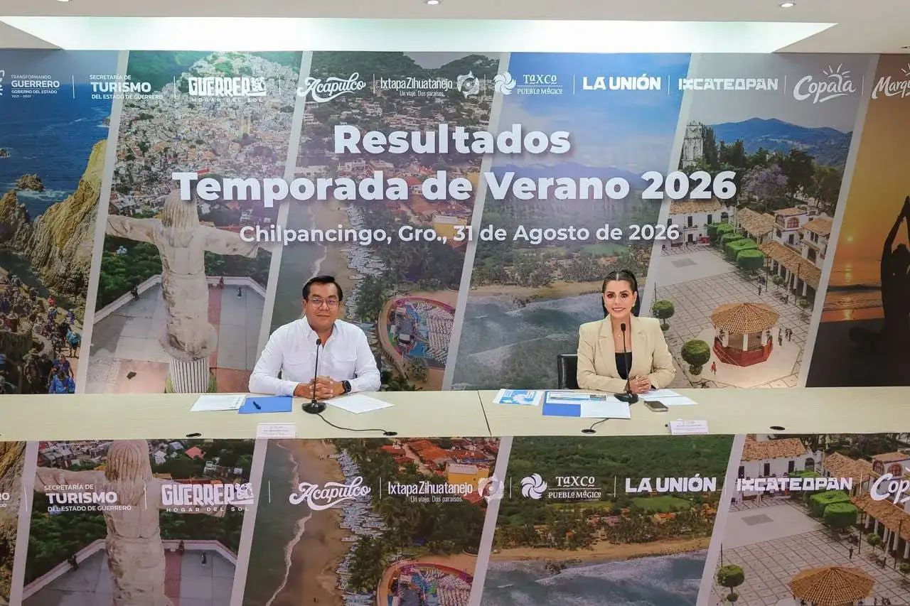Turistas en playa de Acapulco durante temporada vacacional
