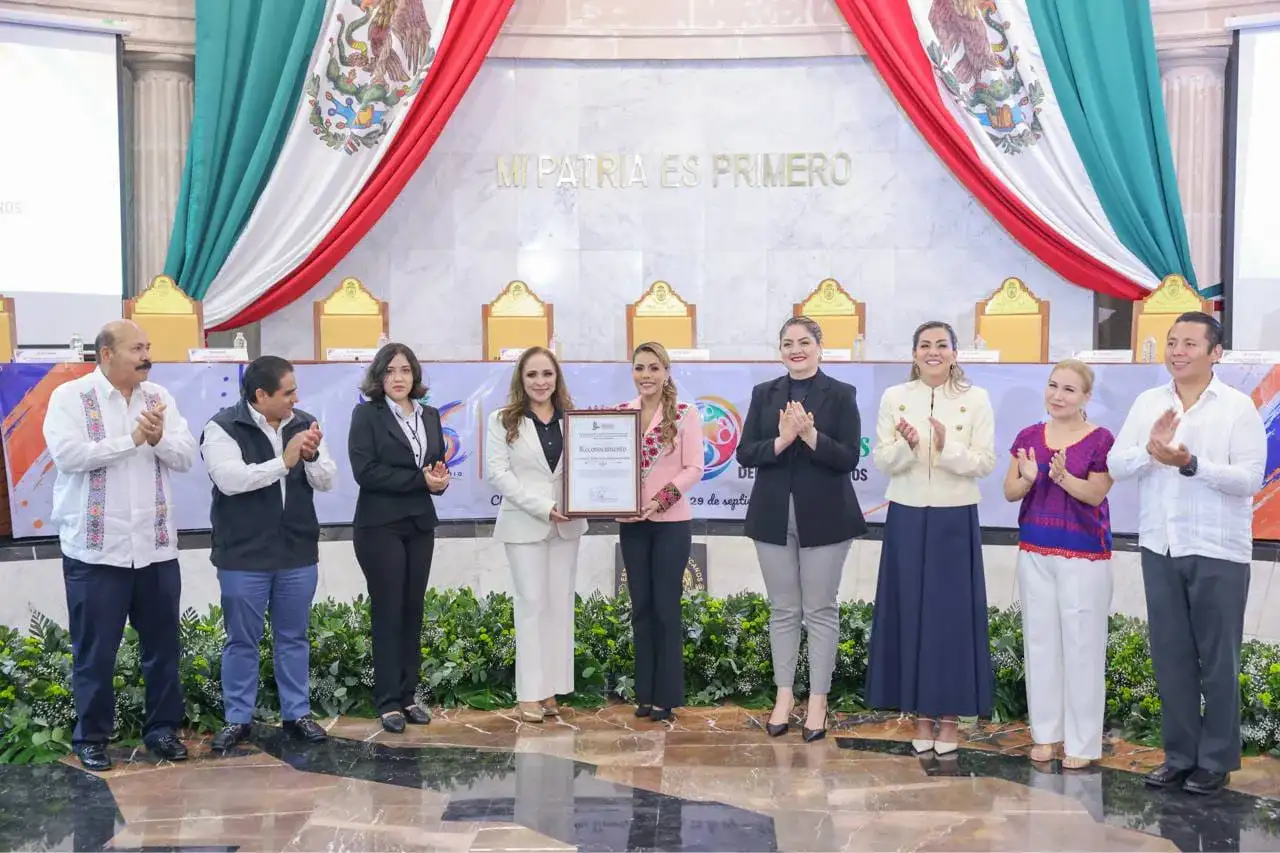 Estudiantes y autoridades durante el foro Juventudes por los Derechos Humanos en Chilpancingo