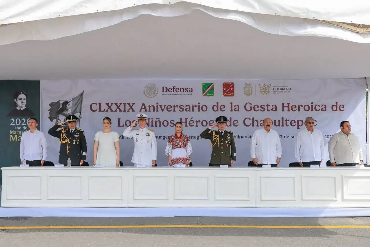 Ceremonia cívica con bandera a media asta en la 35 Zona Militar de Chilpancingo