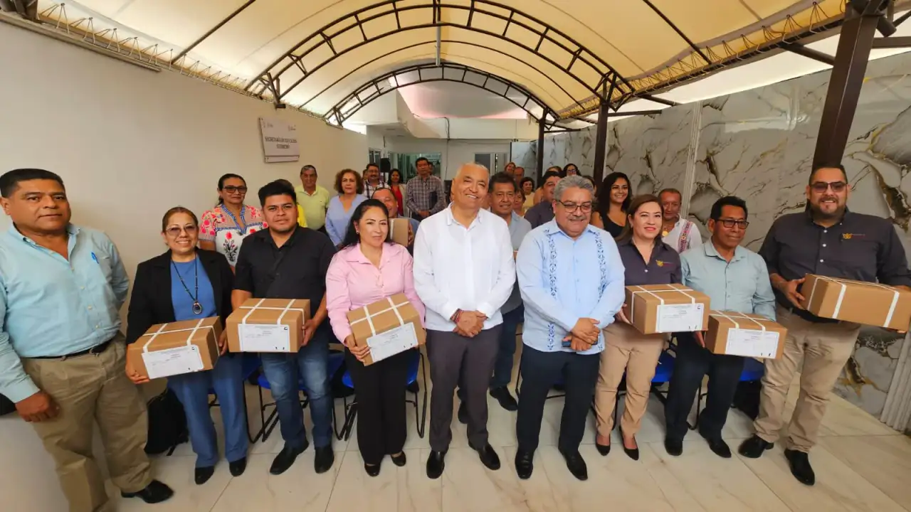 Entrega de materiales educativos en oficinas de la SEG en Chilpancingo