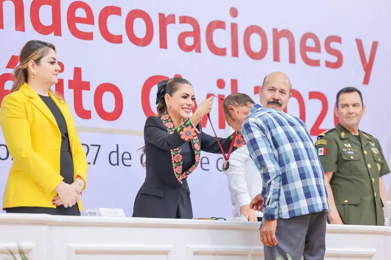 Ceremonia de entrega de condecoraciones al mérito civil en Chilpancingo, Guerrero