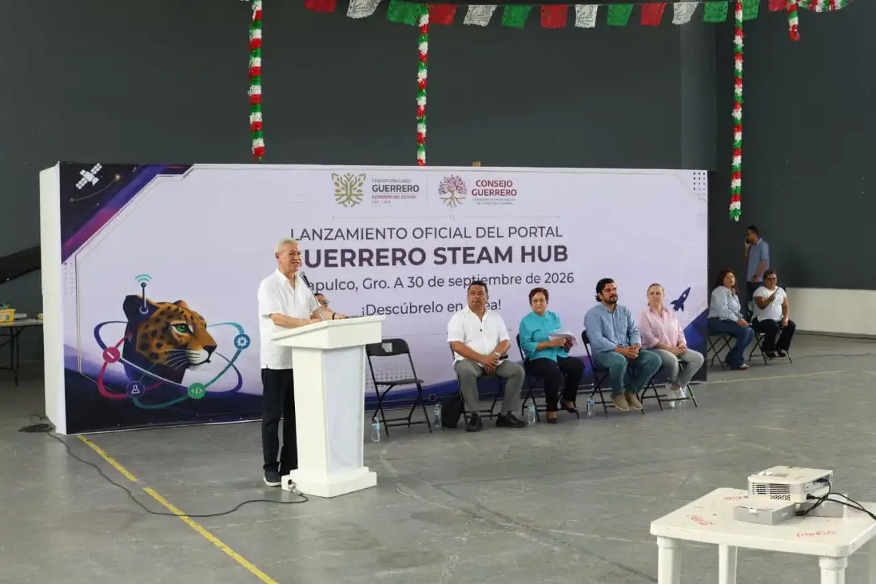 Estudiantes reunidos en el Parque Papagayo durante la conferencia Guerrero Steam Hub