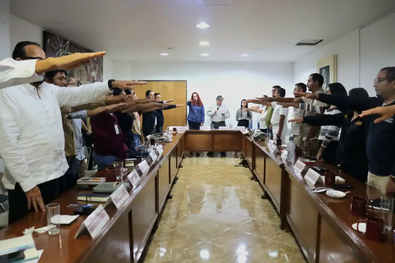 Reunión de autoridades y especialistas en una sesión sobre conservación de vida silvestre