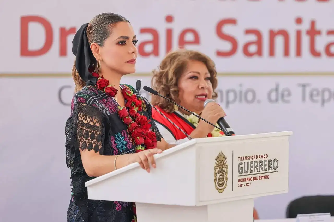 Autoridades durante la inauguración de obras hidráulicas en Tepecoacuilco, Guerrero