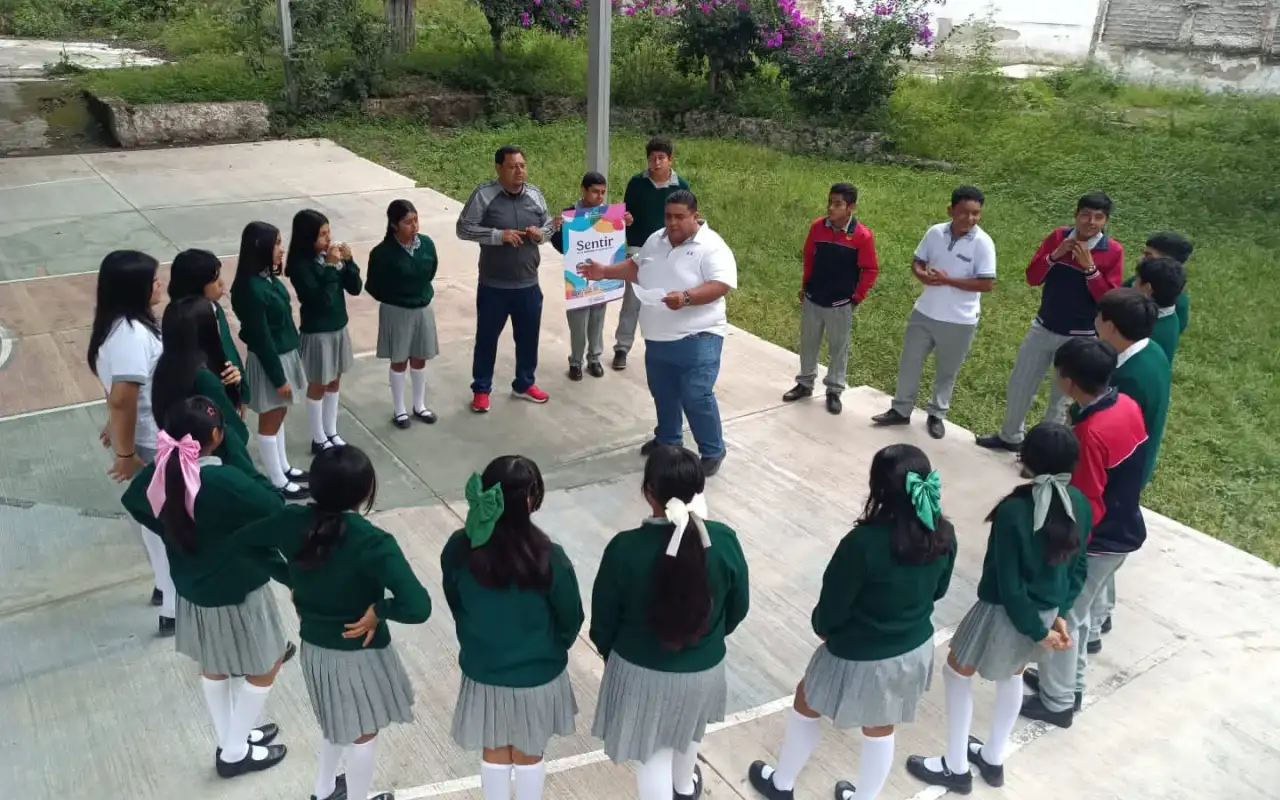 Estudiantes de secundaria durante una lectura compartida en un salón de clases