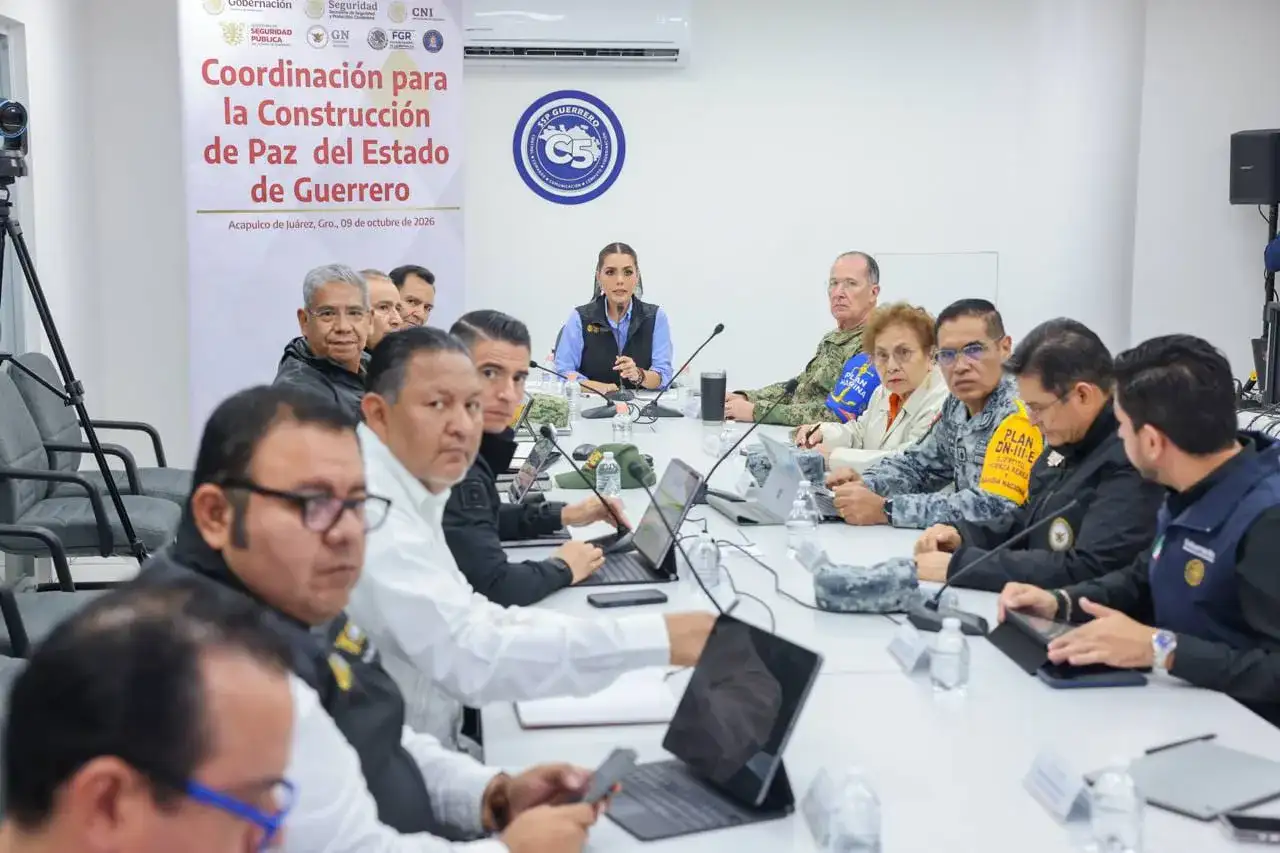 Reunión de autoridades estatales en el C5 de Acapulco durante la Mesa de Coordinación para la Construcción de la Paz