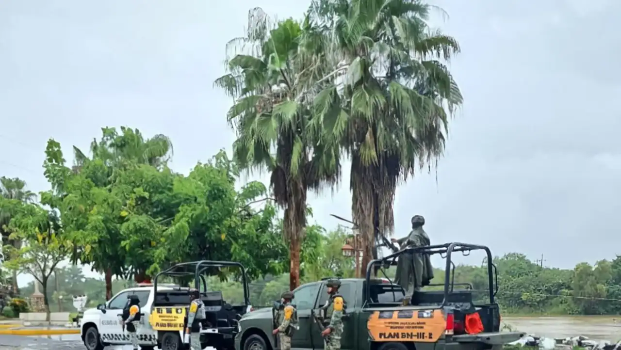 Personal militar y de protección civil durante un operativo de auxilio en Guerrero
