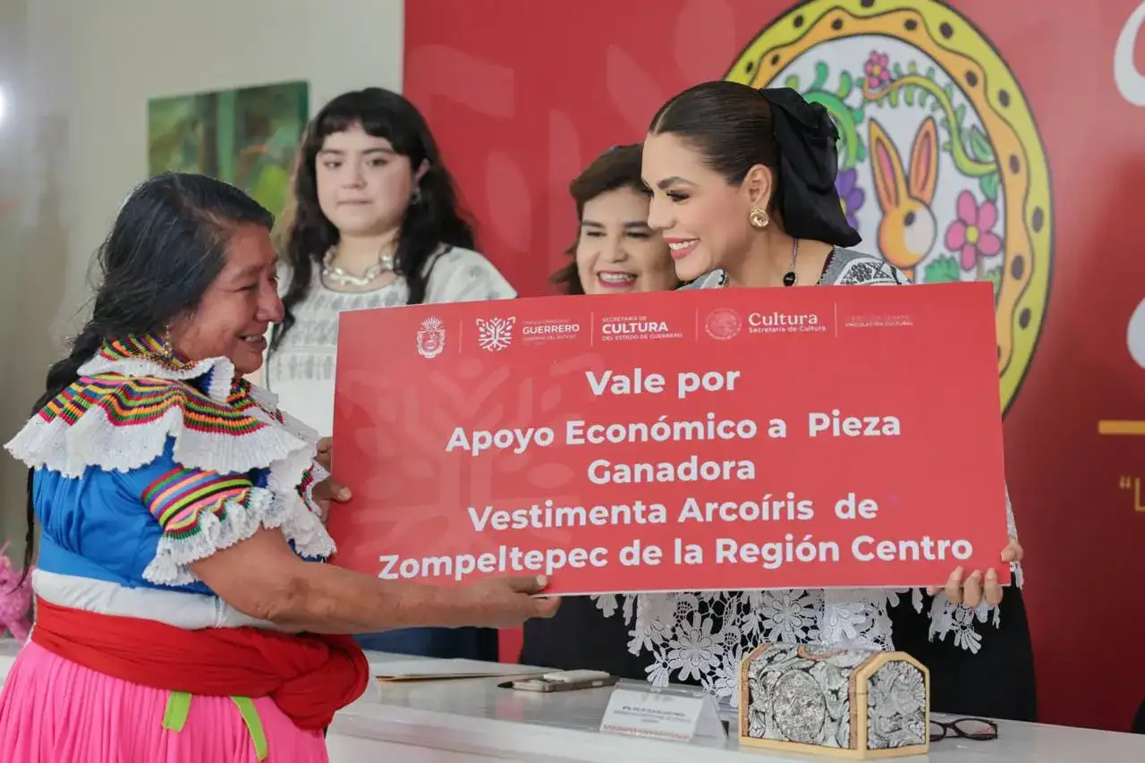 Artesanos y autoridades durante la entrega de premios del concurso Manos Creadoras 2026 en Chilpancingo