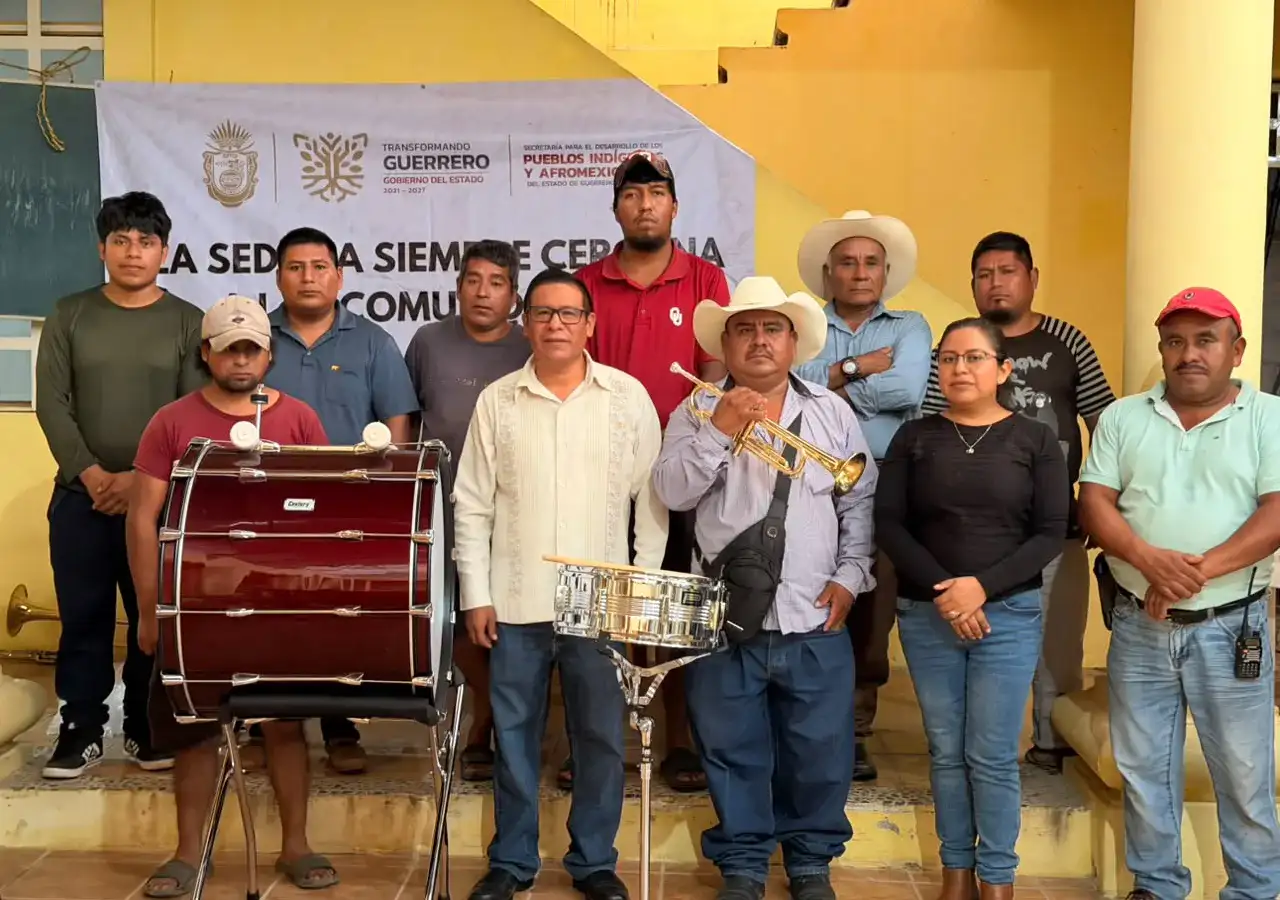 Músicos de banda de viento con instrumentos durante una entrega comunitaria