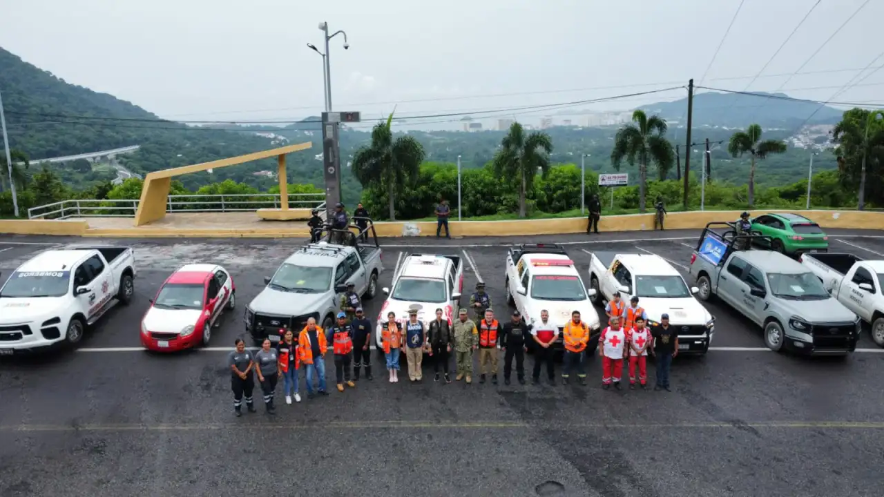 Personal de protección civil durante un recorrido preventivo en una zona costera