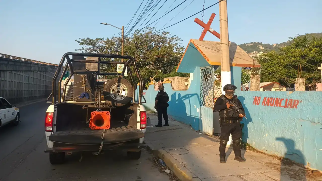 Elementos de seguridad estatal durante un operativo en una carretera de Guerrero