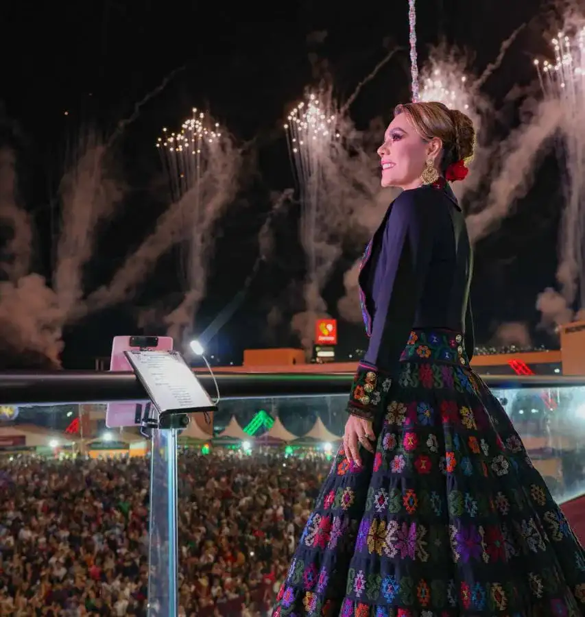 Personas reunidas en una plaza pública durante los festejos patrios en Guerrero