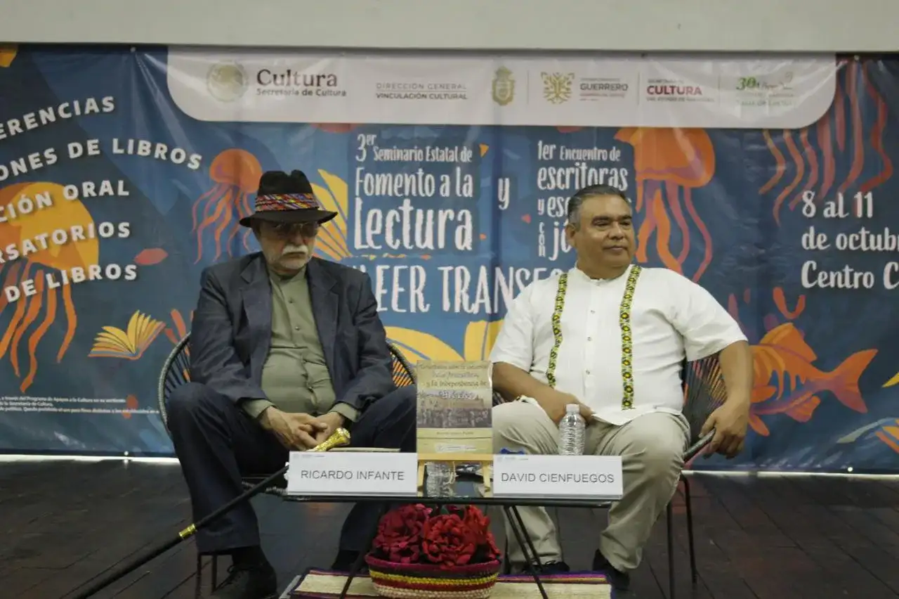 Personas reunidas en un evento cultural de fomento a la lectura en Acapulco