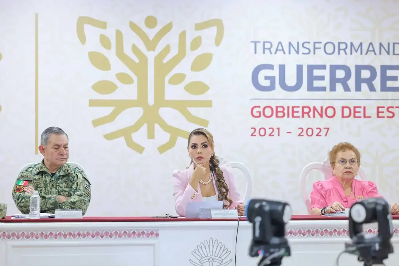 Reunión de autoridades estatales y federales en una mesa de coordinación de seguridad