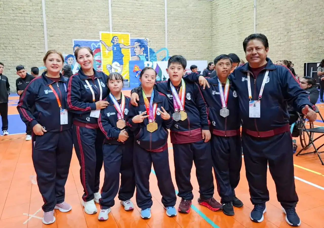 Paratletas de tenis de mesa durante una competencia nacional