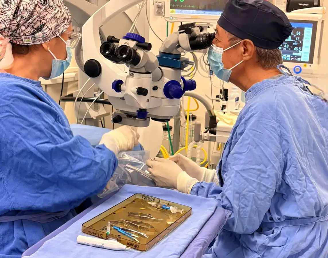 Personal de salud en un hospital oftalmológico durante una jornada médica