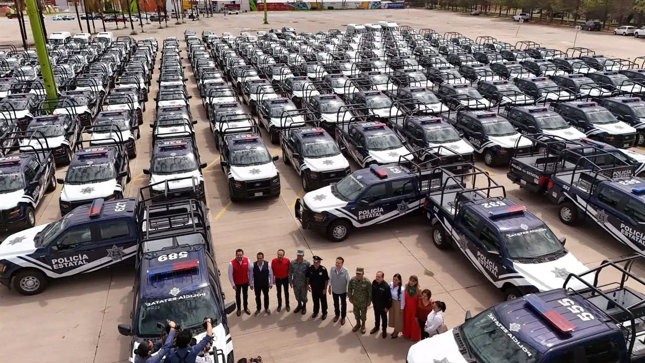 Patrullas nuevas estacionadas en fila durante evento de entrega en Durango