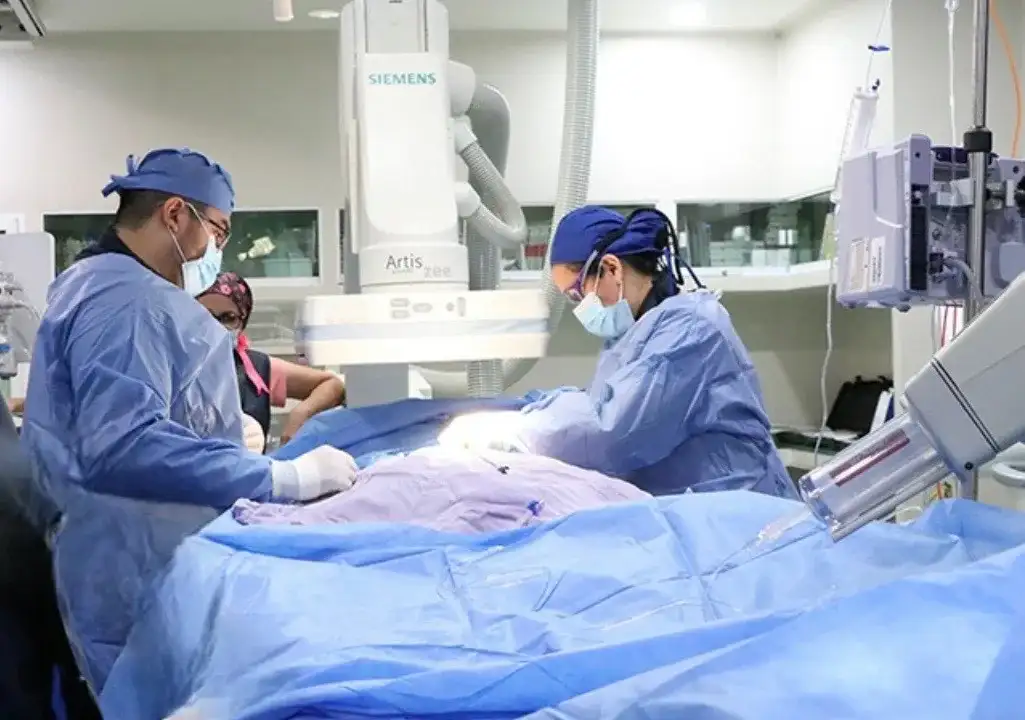 Personal médico realizando un cateterismo cardíaco en un hospital