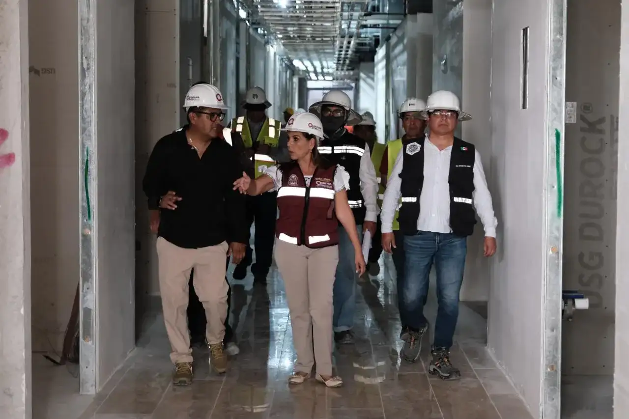 Fachada del Hospital General del ISSSTE en Chetumal durante supervisión de obra