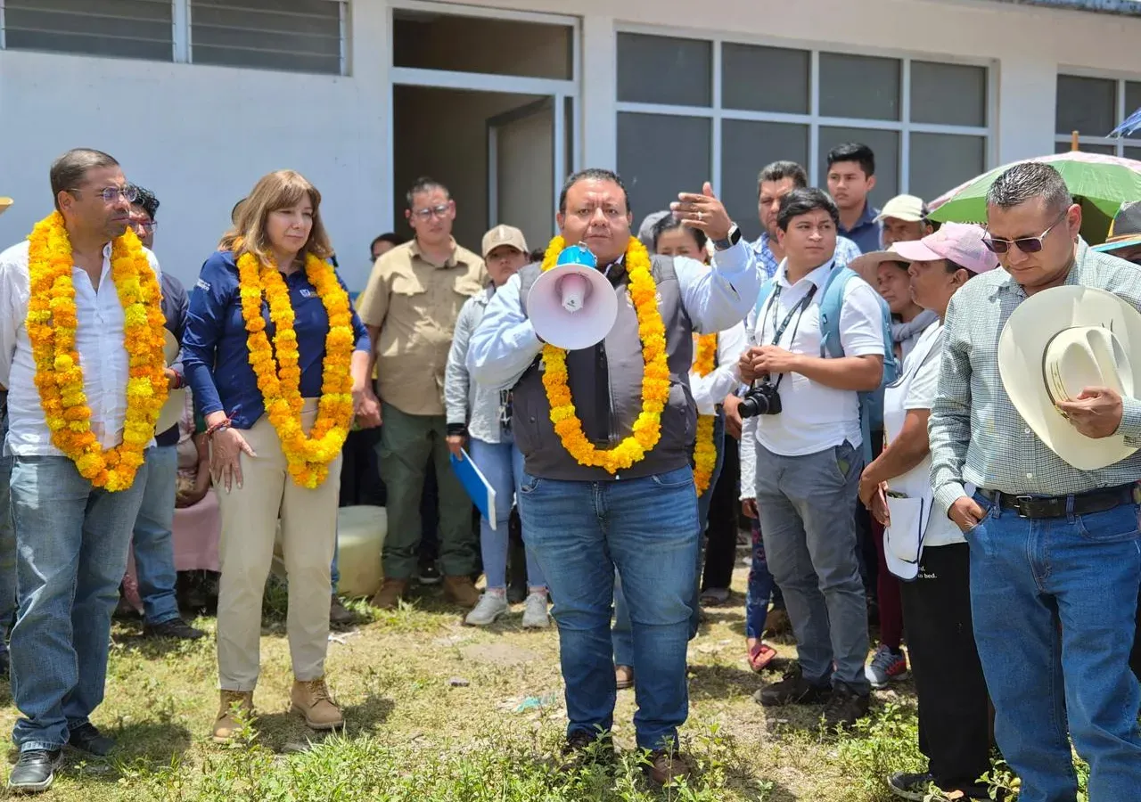 Recorrido por el predio donde se construirá el hospital en Atlixtac