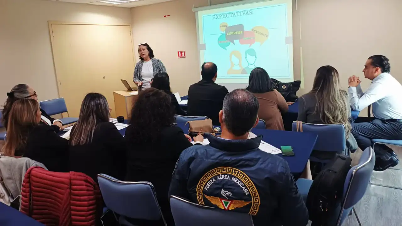 Personas en una capacitación sobre gestión financiera para hoteleros en Zacatecas