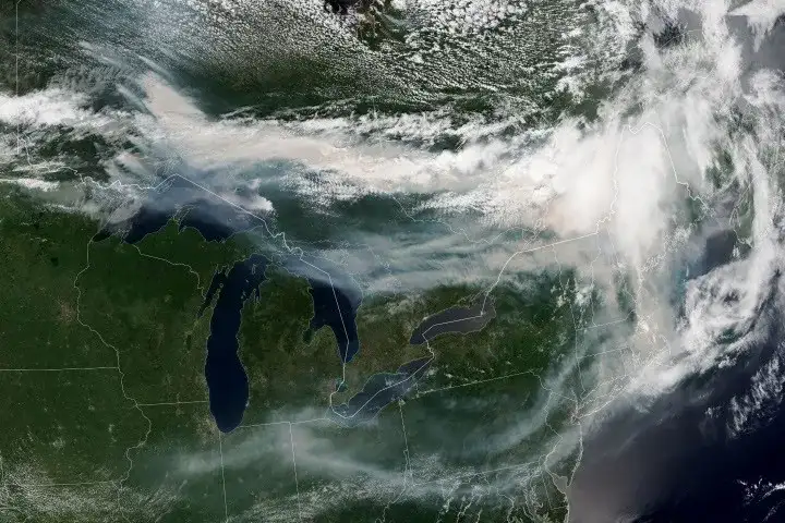 Imagen satelital del humo de incendios forestales en Ontario desplazándose hacia el este, 14 de julio de 2026