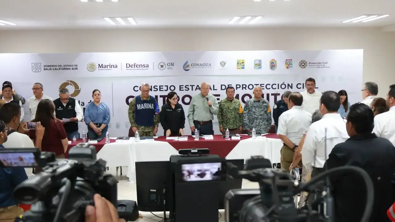 Cielo nublado y oleaje fuerte en la costa de Baja California Sur