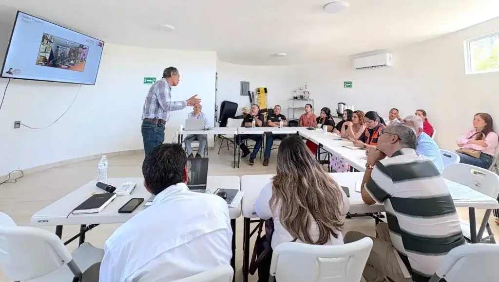 servidores públicos en capacitación de archivos en Los Cabos