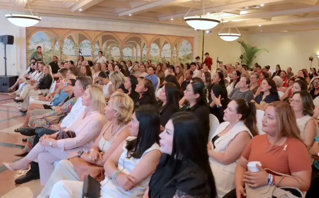 Mujeres reunidas en evento de liderazgo femenino en Los Cabos