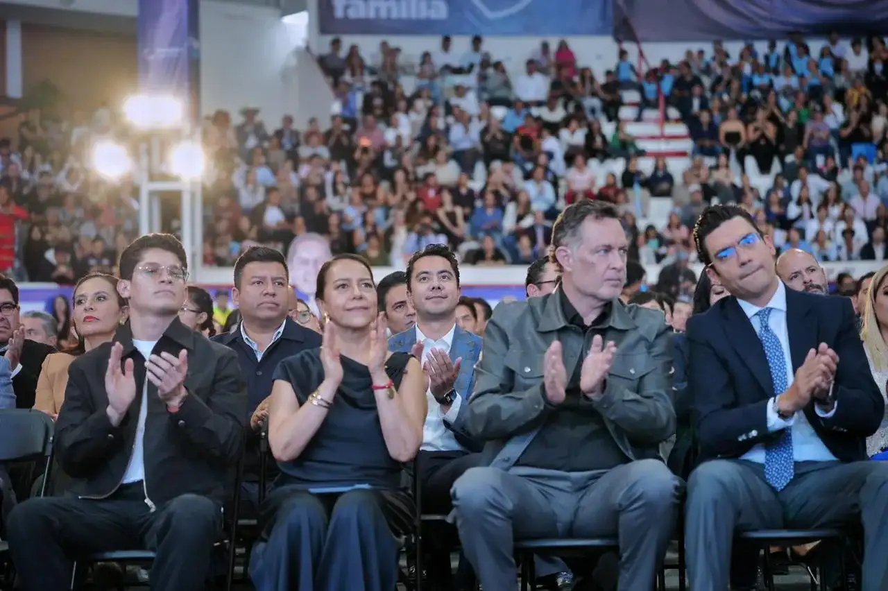 Personas reunidas en un encuentro ciudadano en Querétaro