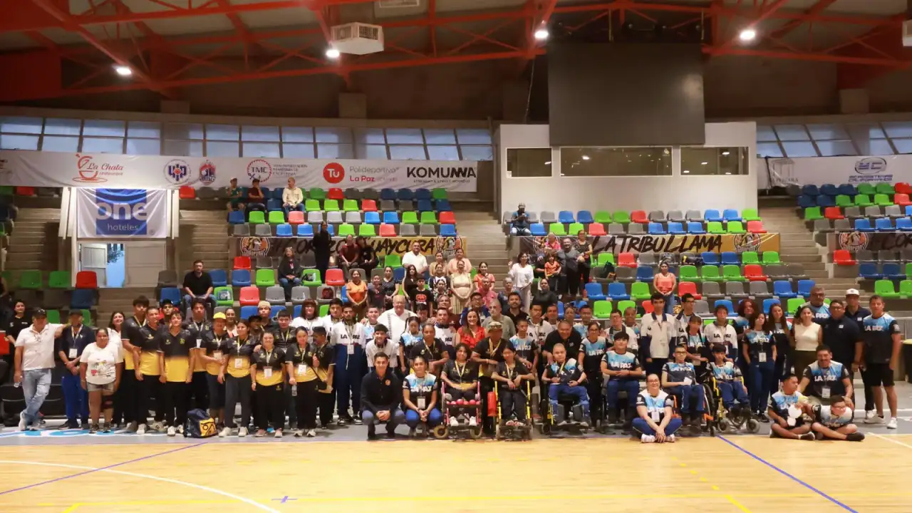 Atletas con discapacidad durante la inauguración de la etapa estatal de la Paralimpiada Nacional en La Paz