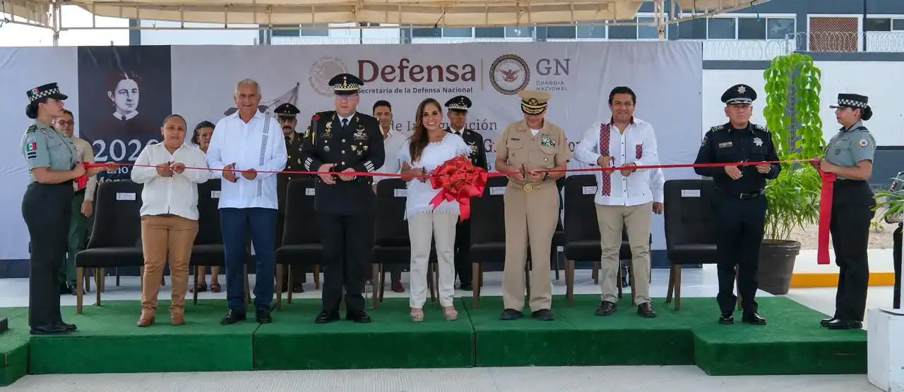 Autoridades durante la inauguración de la unidad habitacional en Chetumal