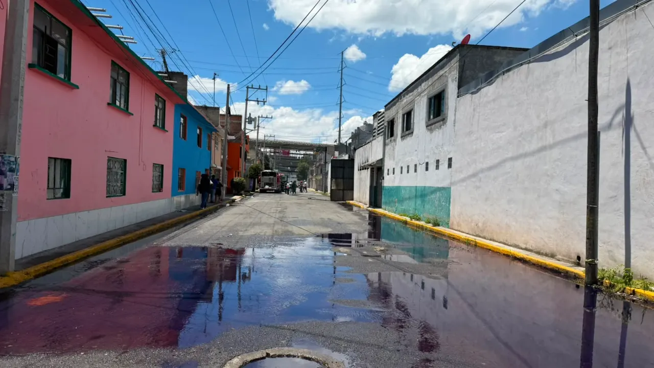 Bomberos de Toluca combaten incendio en bodega de desechos industriales