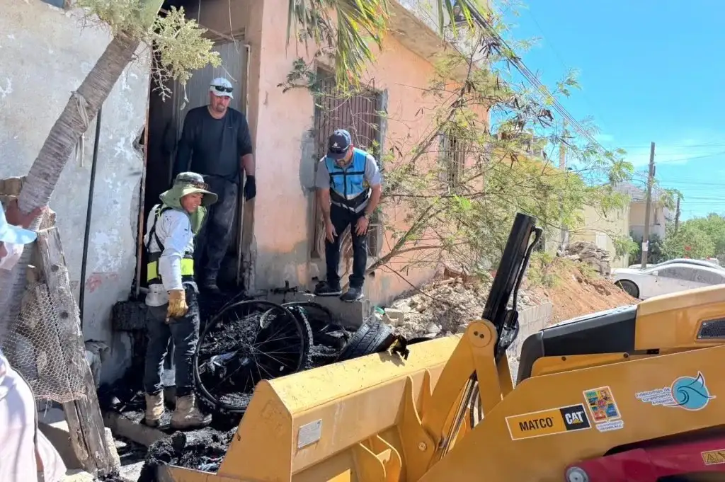 Operativo de limpieza tras incendio en vivienda en Cabo San Lucas