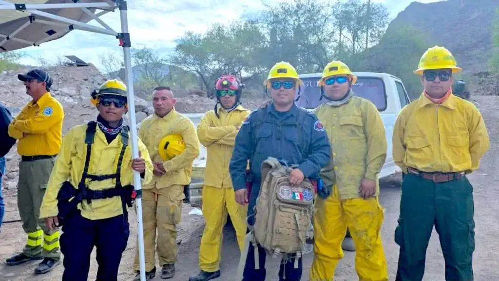 Bomberos trabajando en la zona del incendio forestal en San Miguel de Comondú