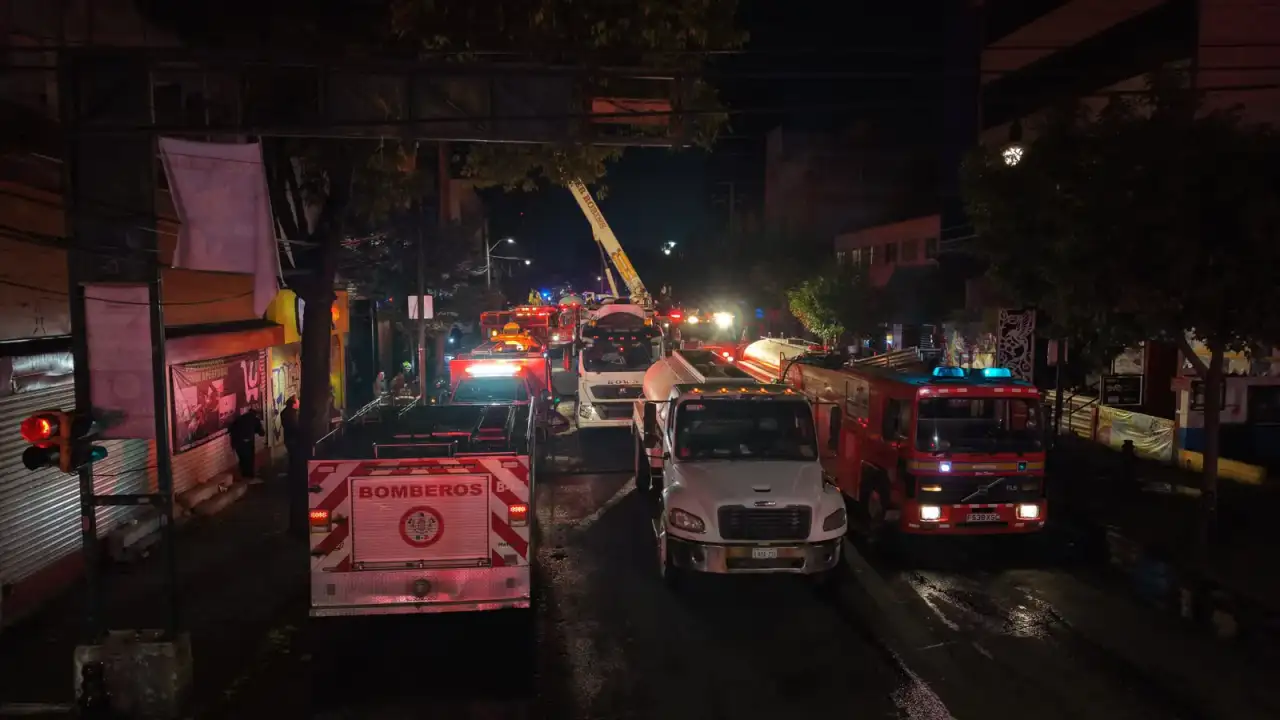 Cuerpos de emergencia laboran en un establecimiento comercial del centro de Toluca