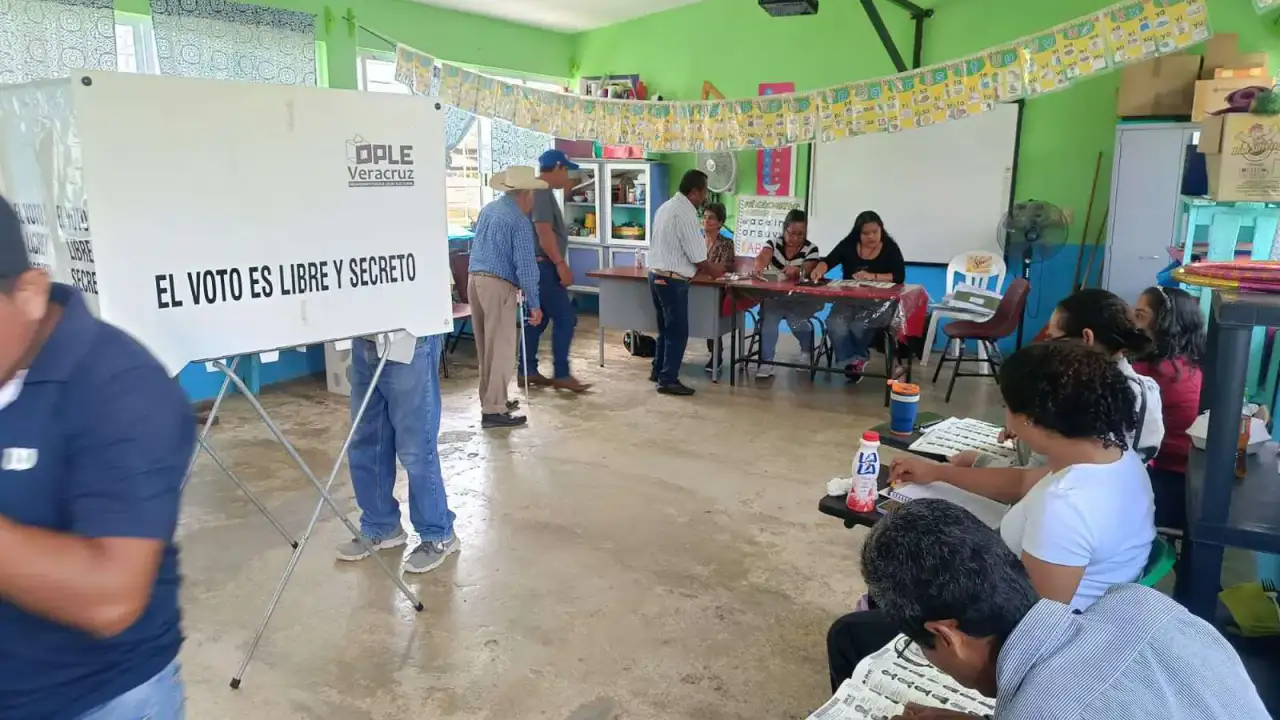 Autoridades electorales durante una sesión de trabajo sobre conteos rápidos