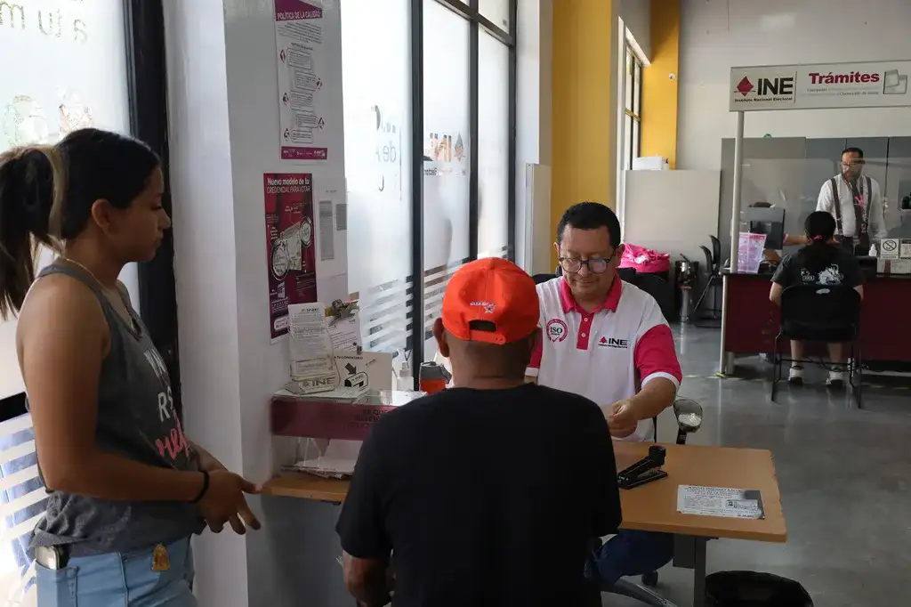 Personas realizando trámites en un módulo del INE en Nuevo León