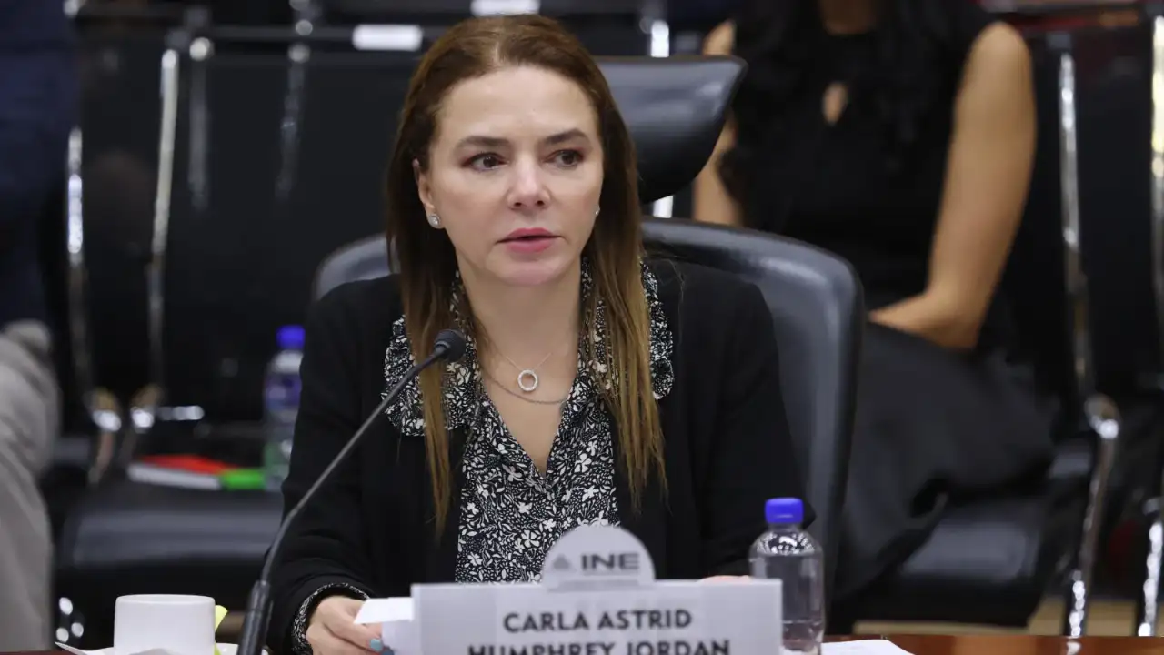 Sesión del Consejo General del INE con integrantes en la mesa directiva
