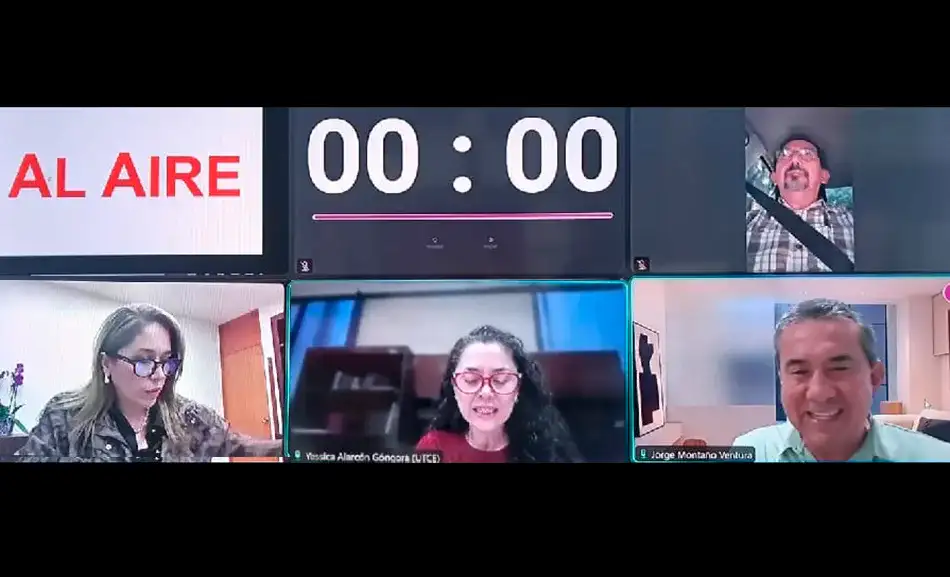 Sesión de la Comisión de Quejas y Denuncias del INE con documentos sobre la mesa