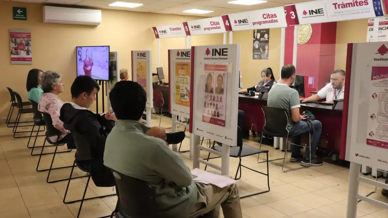Personas realizando trámite de credencial para votar en un módulo del INE