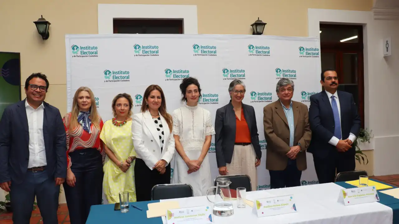 Consejero del INE Uuc-kib Espadas durante conferencia sobre voto en el extranjero