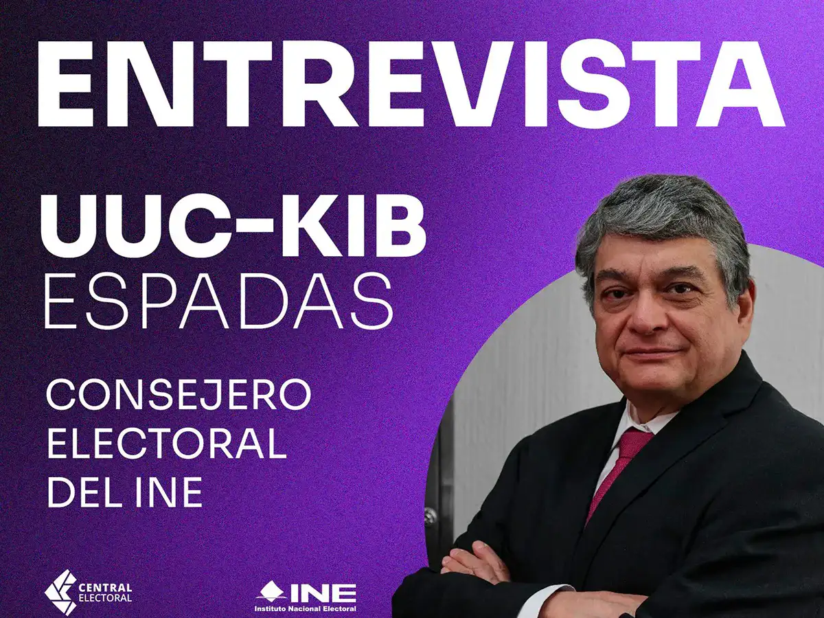 Consejero electoral Uuc-kib Espadas durante entrevista