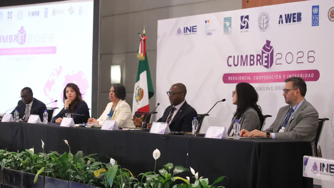 Consejera del INE durante la clausura de la Cumbre 2026 sobre elecciones