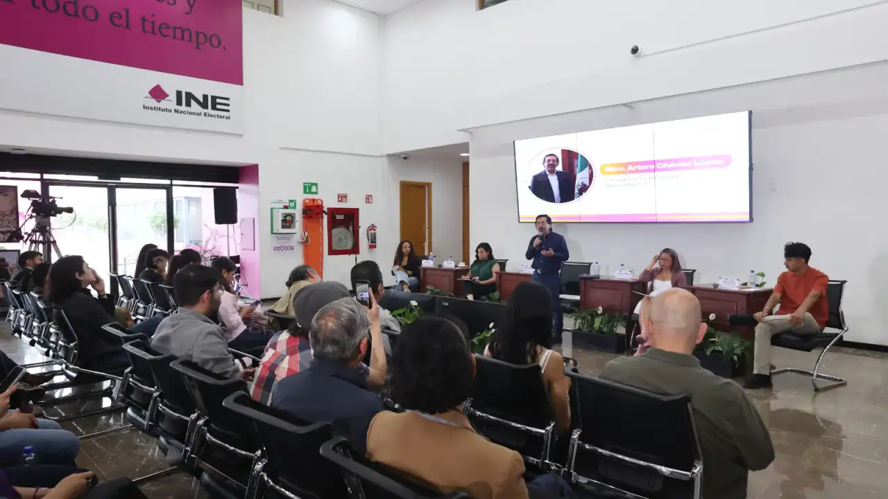 Jóvenes participando en un conversatorio sobre participación política y diversidad