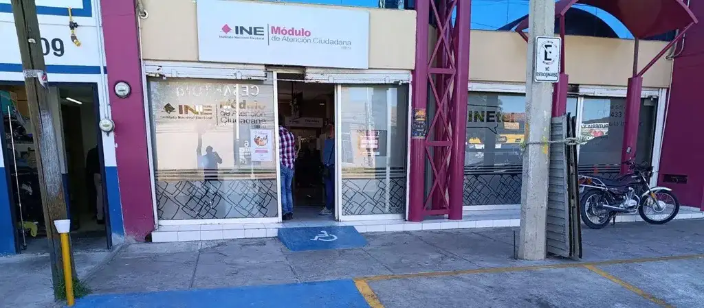 Personas en un módulo del INE realizando trámites de credencialización